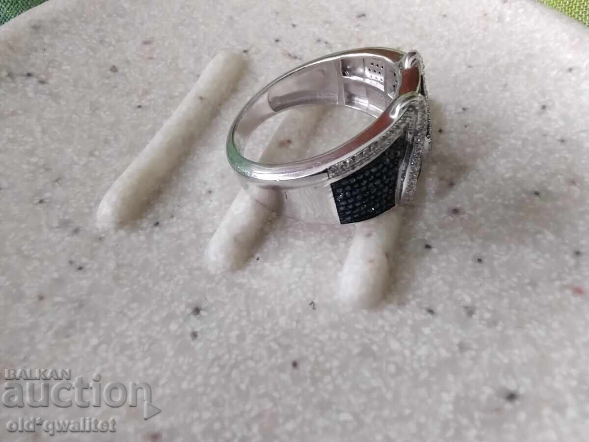 Livrarea Inel de argint cu diamante albastre