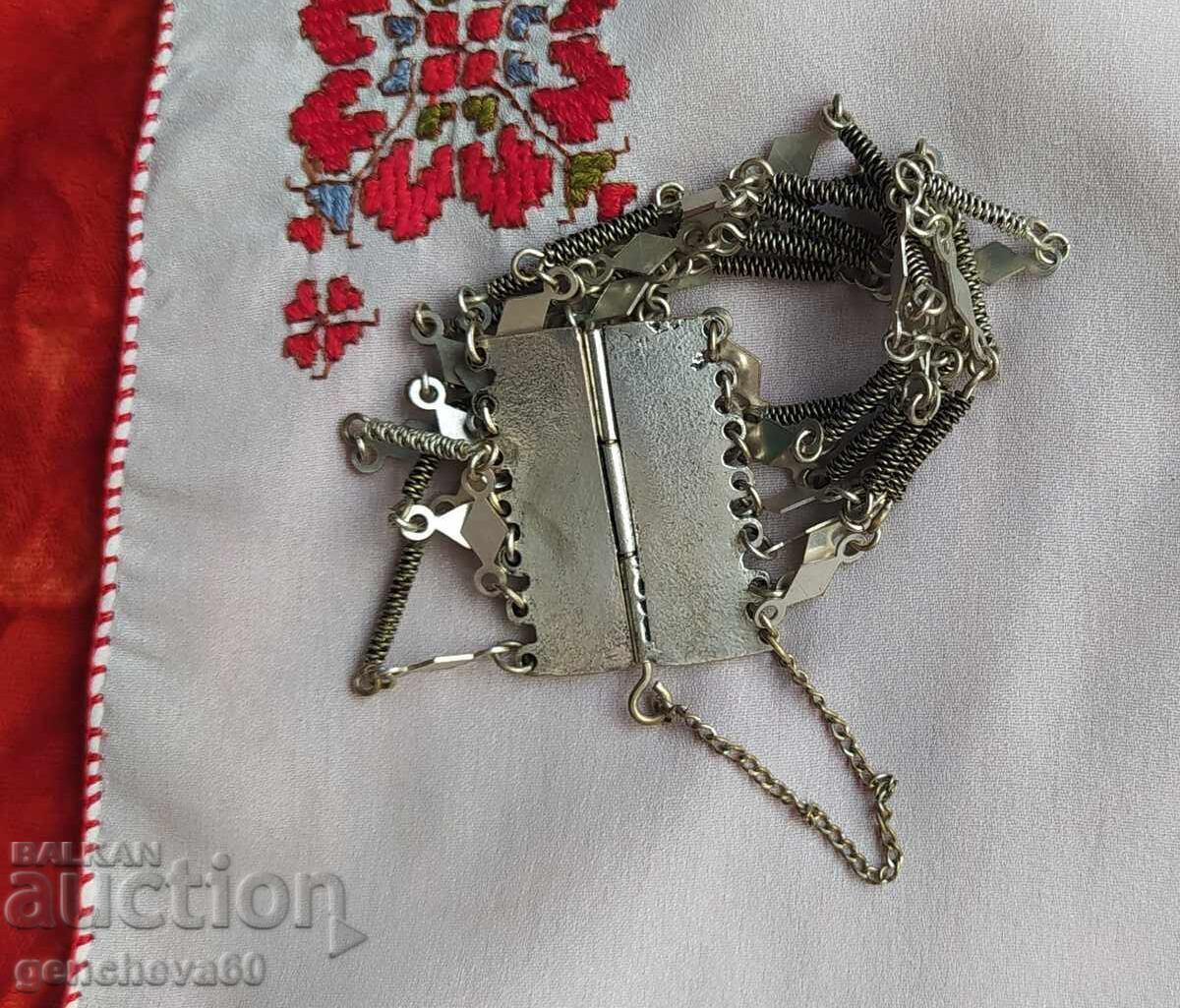 Доставка на Възрожденска етно сачанена гривна/носия