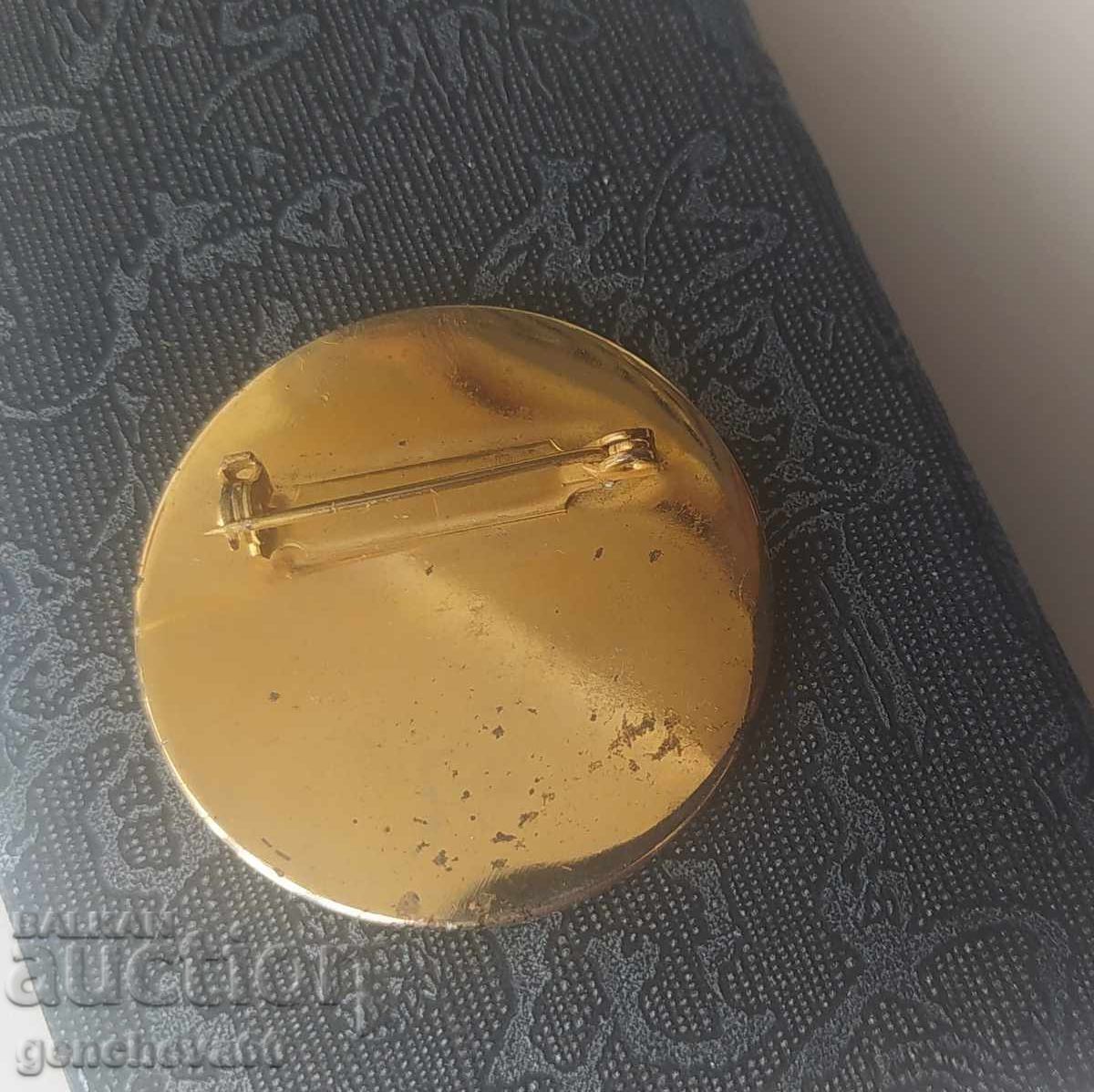 Auction  Vintage rare brooch 3D hologram
