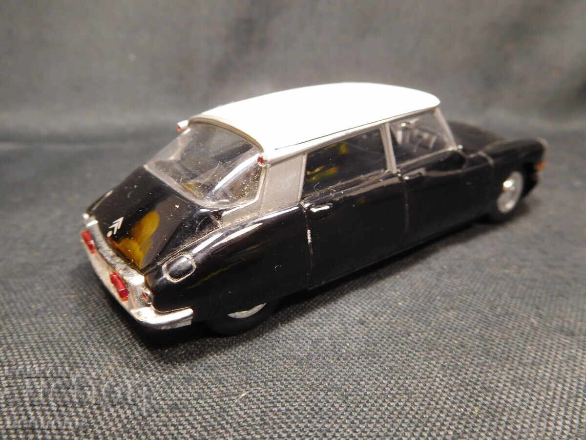 Delivery of 1/43 METAL CAR SCALE MODEL CITROEN DS DEL PRADO Delivery of 1/43 METAL CAR SCALE MODEL CITROEN DS DEL PRADO