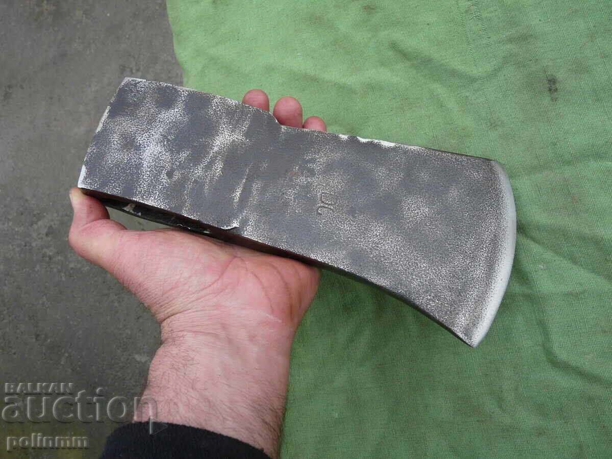 Μεγάλο παλιό σφυρήλατο τσεκούρι - 554 - 5 Μεγάλο παλιό σφυρήλατο τσεκούρι - 554 - 5