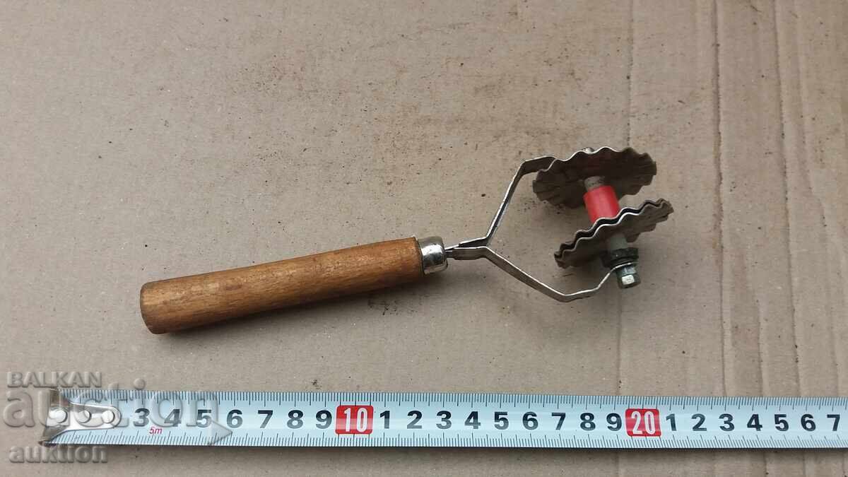 Social Knife for Cutting Dough