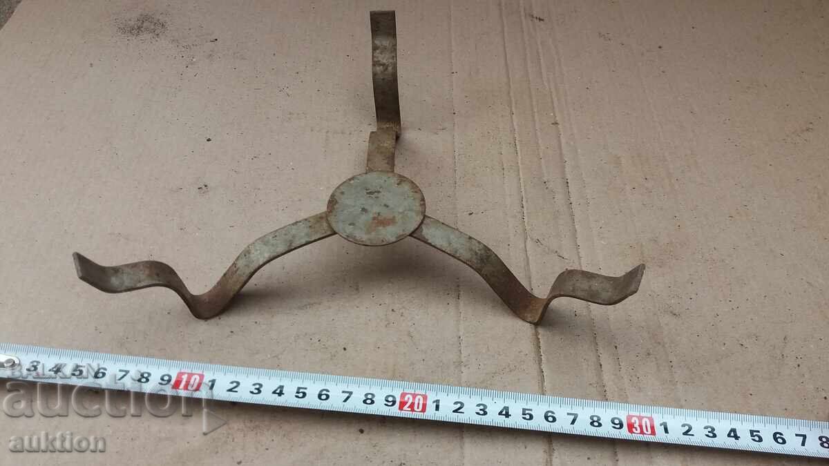 STUP VECHI DE METAL cu preț 2.99 BGN | € 1.53 STUP VECHI DE METAL cu preț 2.99 BGN | € 1.53