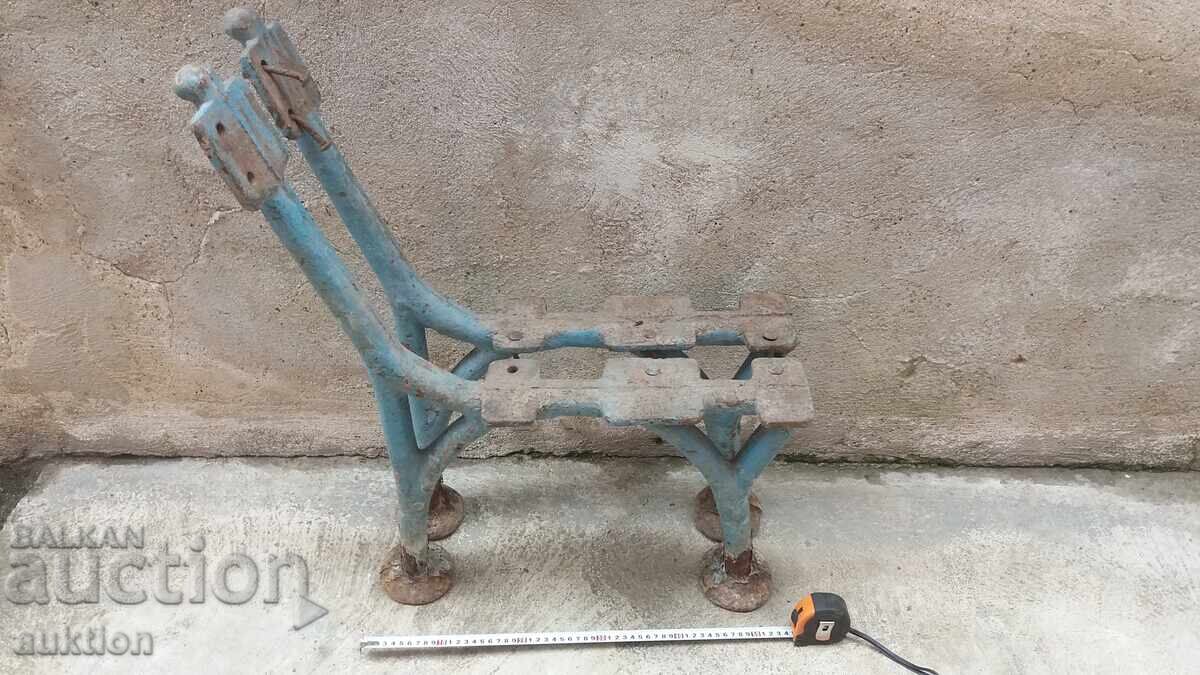 Πόδια από παγκάκι, φιγούρα χυτοσίδηρος, πλευρές 50 kg, δεκαετία 1940 με τιμή 169.99 BGN | € 86.91 Πόδια από παγκάκι, φιγούρα χυτοσίδηρος, πλευρές 50 kg, δεκαετία 1940 με τιμή 169.99 BGN | € 86.91