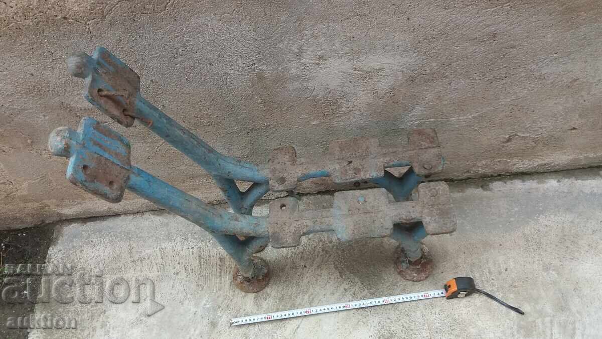 Δημοπρασία Πόδια από παγκάκι, φιγούρα χυτοσίδηρος, πλευρές 50 kg, δεκαετία 1940 Δημοπρασία Πόδια από παγκάκι, φιγούρα χυτοσίδηρος, πλευρές 50 kg, δεκαετία 1940