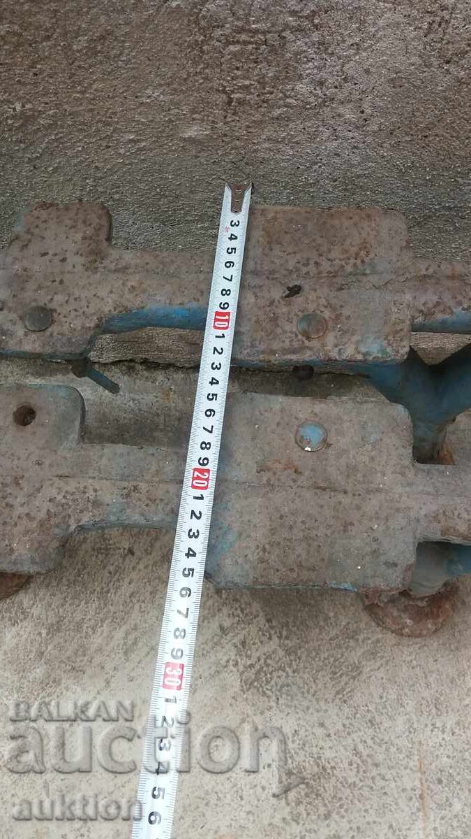 Παράδοση Πόδια από παγκάκι, φιγούρα χυτοσίδηρος, πλευρές 50 kg, δεκαετία 1940 Παράδοση Πόδια από παγκάκι, φιγούρα χυτοσίδηρος, πλευρές 50 kg, δεκαετία 1940