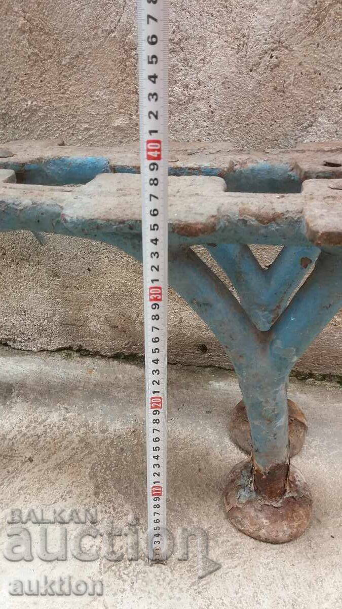 Πόδια από παγκάκι, φιγούρα χυτοσίδηρος, πλευρές 50 kg, δεκαετία 1940 - 5 Πόδια από παγκάκι, φιγούρα χυτοσίδηρος, πλευρές 50 kg, δεκαετία 1940 - 5