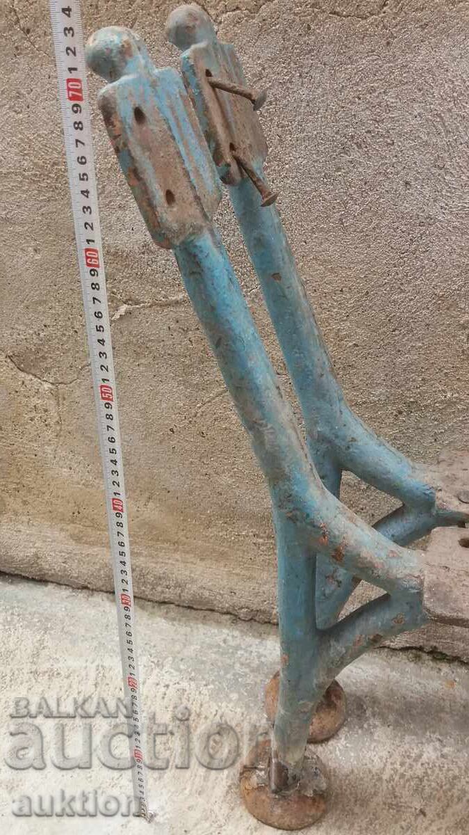 Πόδια από παγκάκι, φιγούρα χυτοσίδηρος, πλευρές 50 kg, δεκαετία 1940 - 6 Πόδια από παγκάκι, φιγούρα χυτοσίδηρος, πλευρές 50 kg, δεκαετία 1940 - 6