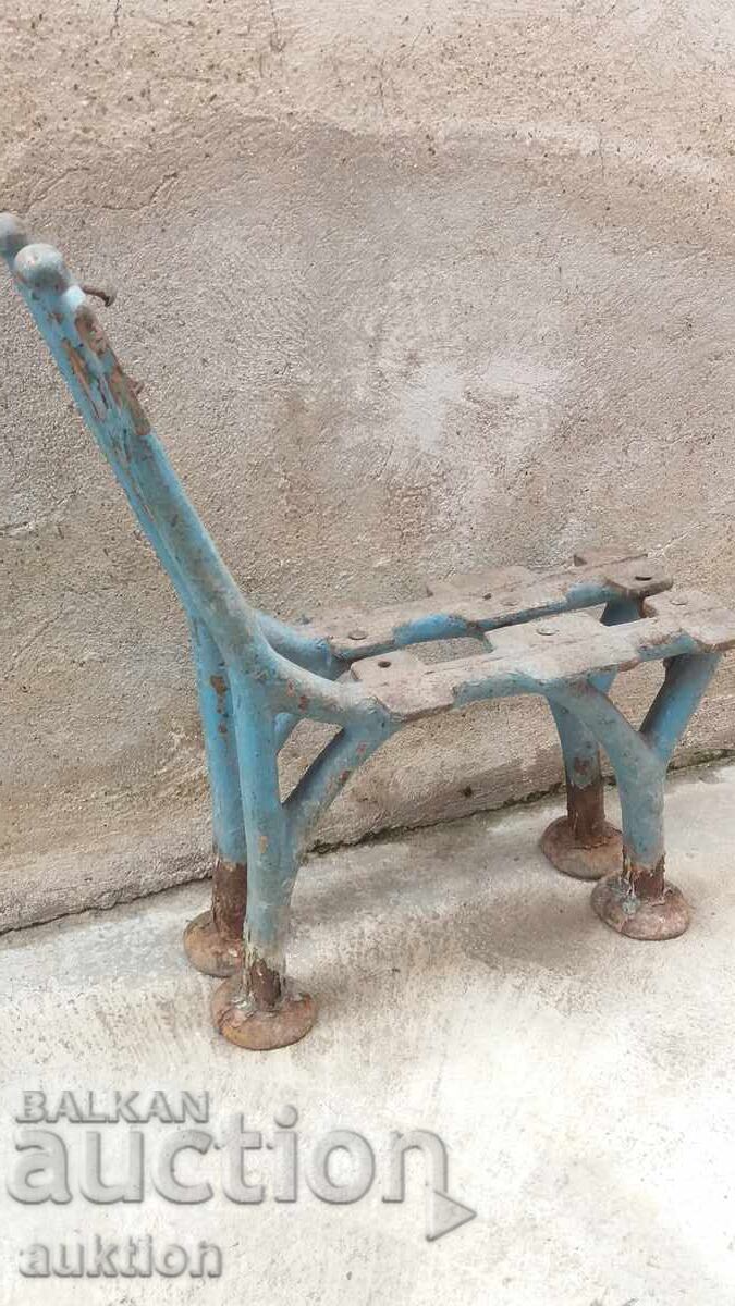 Πόδια από παγκάκι, φιγούρα χυτοσίδηρος, πλευρές 50 kg, δεκαετία 1940 - 7 Πόδια από παγκάκι, φιγούρα χυτοσίδηρος, πλευρές 50 kg, δεκαετία 1940 - 7