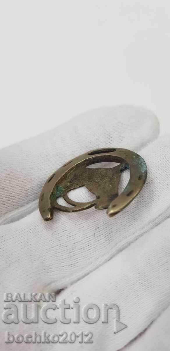 Delivery of Collectible Revival-era medallion, horse head in horseshoe Delivery of Collectible Revival-era medallion, horse head in horseshoe