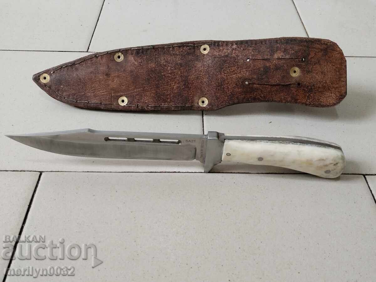 Licitație Cutit de vanatoare cu maner si maner din coarne de cerb