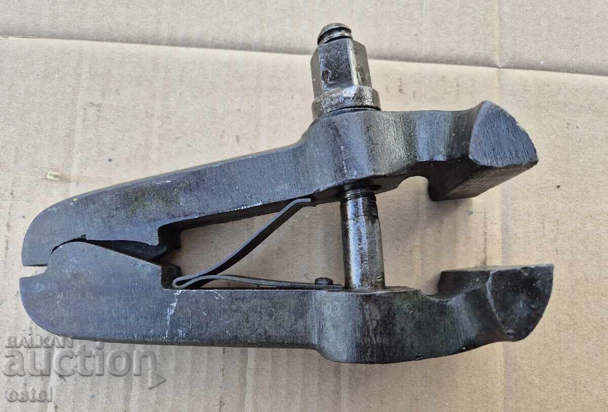 Clește mare de forjă, menghină - Germany cu preț 75.90 BGN | € 38.81 Clește mare de forjă, menghină - Germany cu preț 75.90 BGN | € 38.81