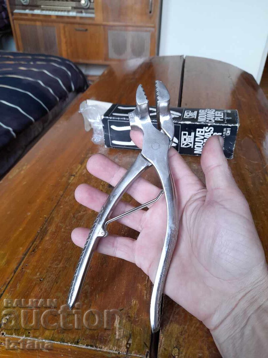 Delivery of Old pliers for canvas stretching Delivery of Old pliers for canvas stretching
