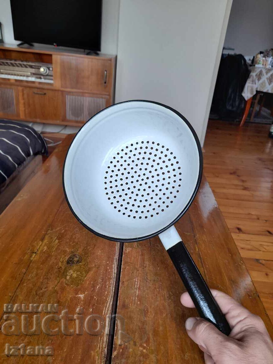 Παράδοση Παλιό σμάλτο σουρωτήρι, τρυπητό