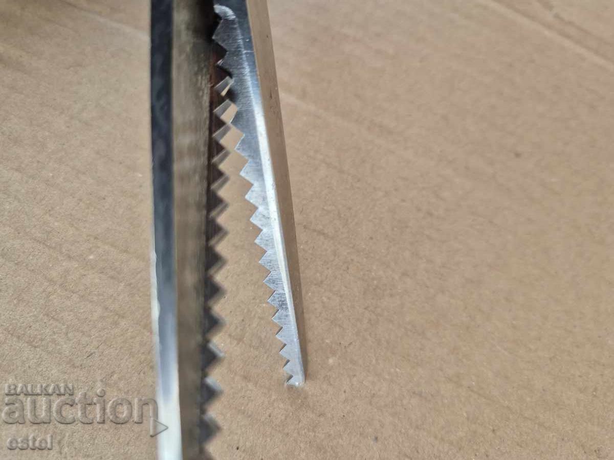 Delivery of French "zigzag" scissors Delivery of French "zigzag" scissors