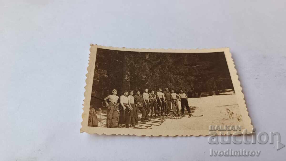 Снимка Скиори голи до кръста