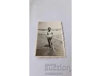 Φωτογραφία Νέας κοπέλας με φουσκωτή ζώνη στην παραλία