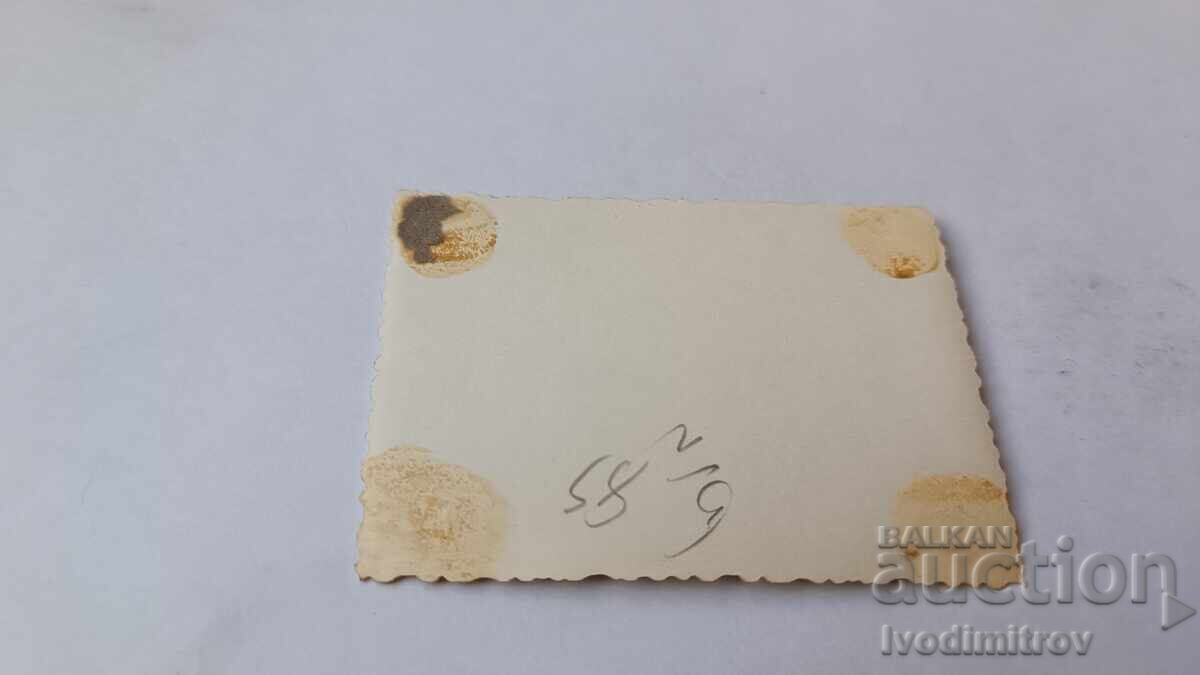 Fotografie Două fete tinere pe plajă cu preț 1.85 BGN | € 0.95