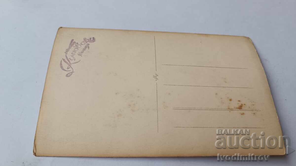 Photo Young woman with price 1.85 BGN | € 0.95 Photo Young woman with price 1.85 BGN | € 0.95