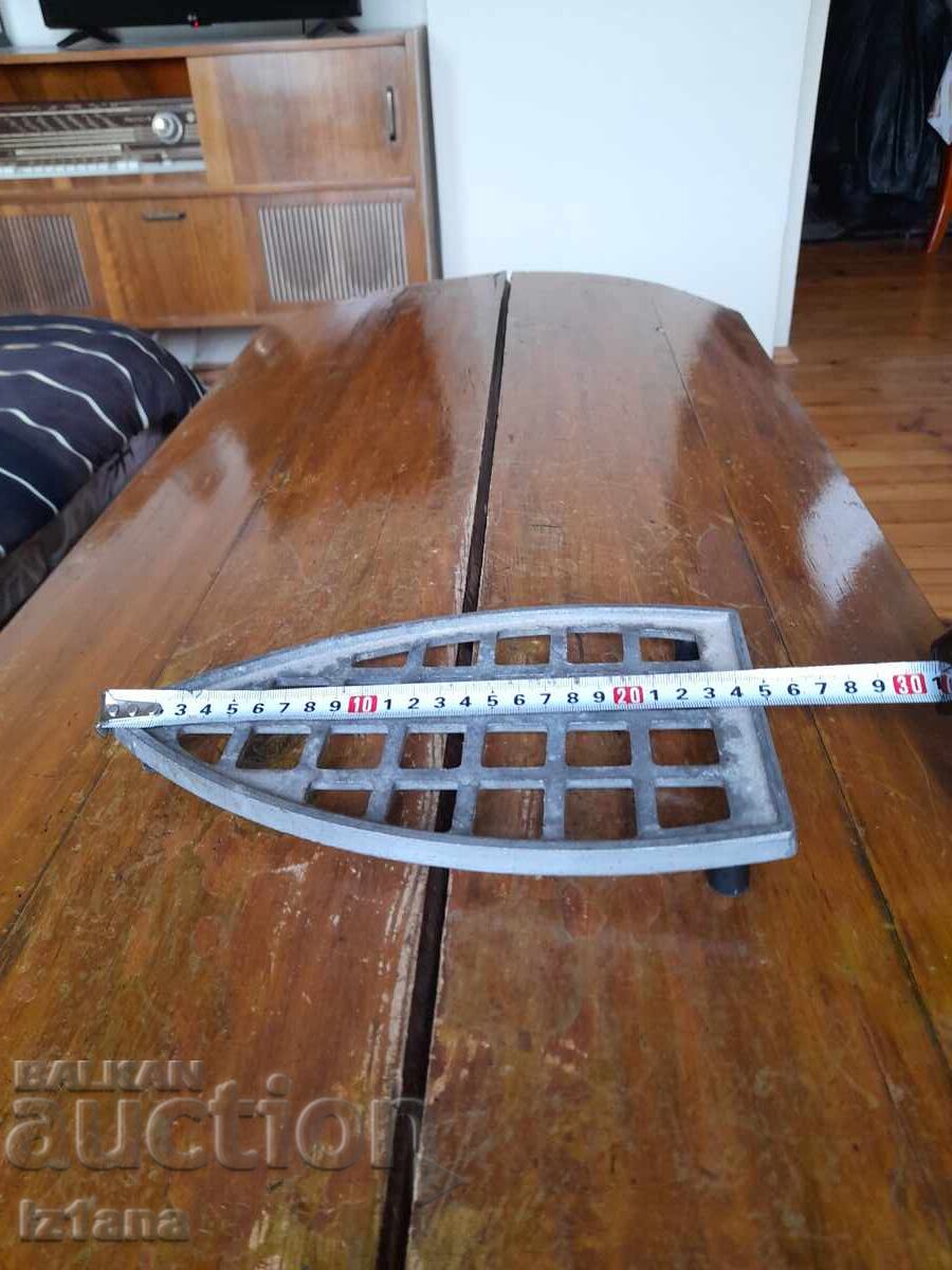 Παλιό σιδερένιο σταντ με τιμή 27.00 BGN | € 13.80 Παλιό σιδερένιο σταντ με τιμή 27.00 BGN | € 13.80