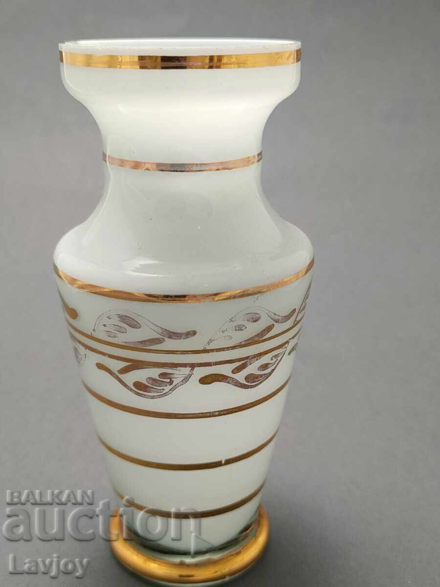 Vază veche de sticlă cu margine aurie cu preț 15.00 BGN | € 7.67