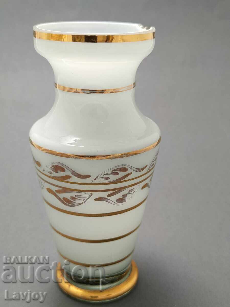 Livrarea Vază veche de sticlă cu margine aurie