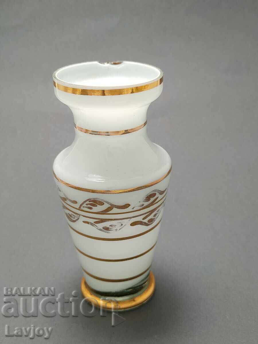 Vază veche de sticlă cu margine aurie