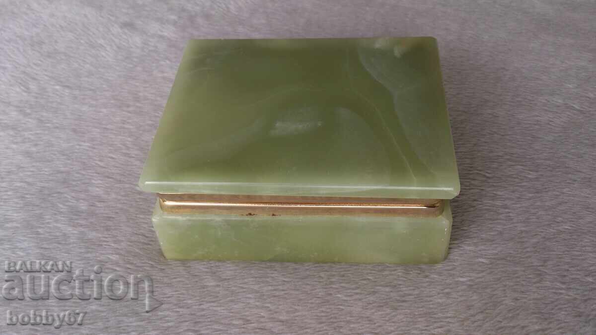 Κουτί κοσμημάτων από πέτρα, φτιαγμένο από πράσινο όνυχα με τιμή 55.00 BGN | € 28.12 Κουτί κοσμημάτων από πέτρα, φτιαγμένο από πράσινο όνυχα με τιμή 55.00 BGN | € 28.12