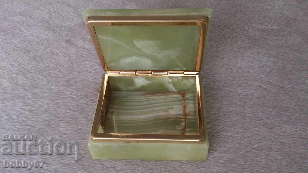 Δημοπρασία Κουτί κοσμημάτων από πέτρα, φτιαγμένο από πράσινο όνυχα Δημοπρασία Κουτί κοσμημάτων από πέτρα, φτιαγμένο από πράσινο όνυχα