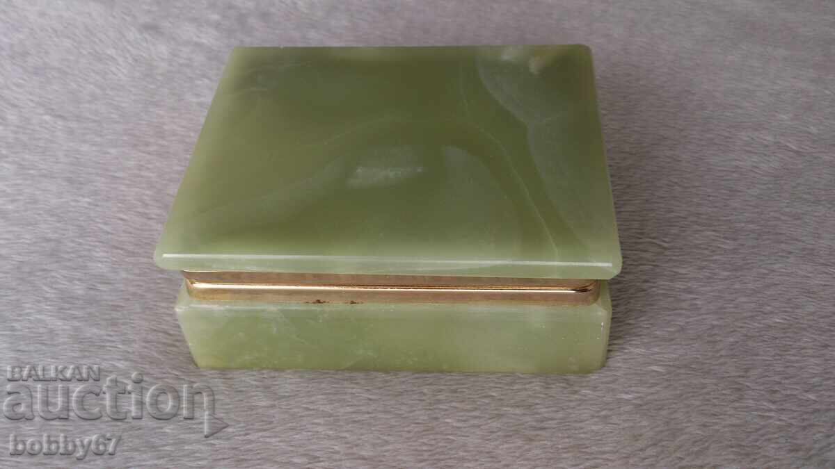 Κουτί κοσμημάτων από πέτρα, φτιαγμένο από πράσινο όνυχα Κουτί κοσμημάτων από πέτρα, φτιαγμένο από πράσινο όνυχα