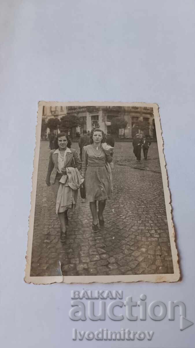 Φωτογραφία Σοφία Δύο νεαρές γυναίκες σε έναν περίπατο