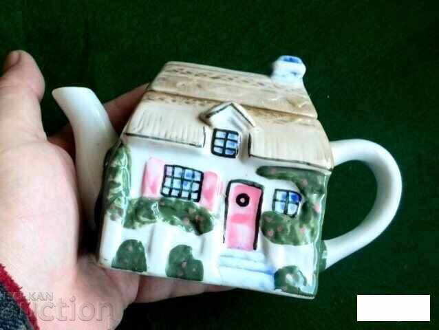 Μικρό πορσελάνινο τσαγιερό σπιτάκι