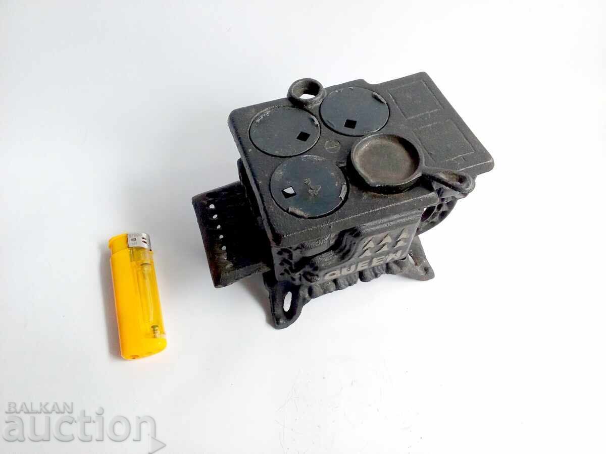 Auction Miniature Cast Iron Wood Stove Vintage Queen from the 1960s Auction Miniature Cast Iron Wood Stove Vintage Queen from the 1960s