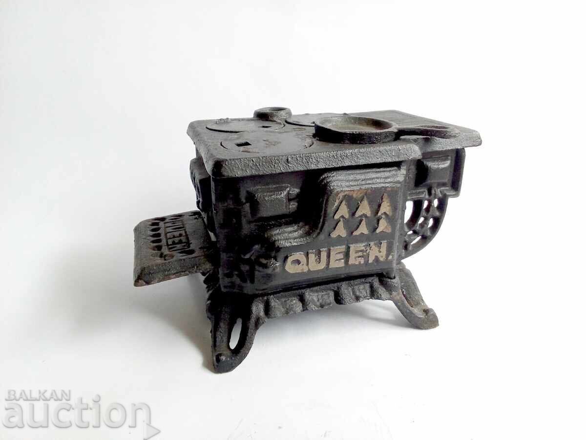 Miniature Cast Iron Wood Stove Vintage Queen from the 1960s Miniature Cast Iron Wood Stove Vintage Queen from the 1960s