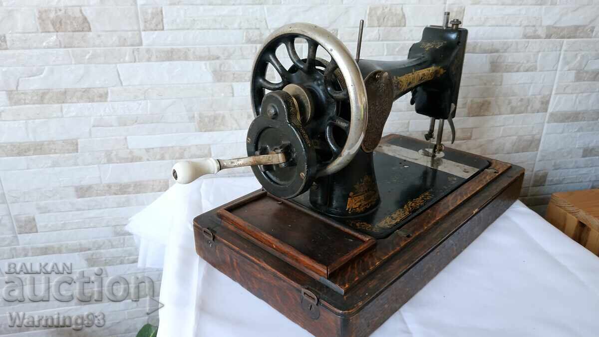 Delivery of Old hand sewing machine - Singer - 1912 - Antique Delivery of Old hand sewing machine - Singer - 1912 - Antique