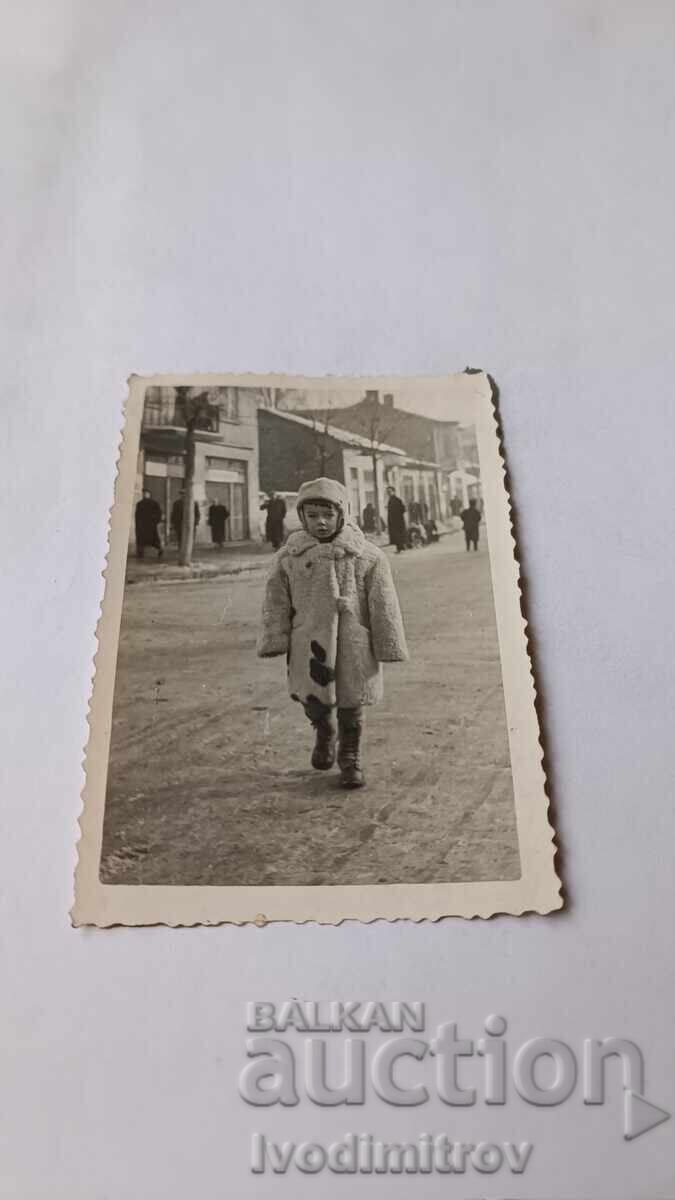 Snimka Sofiya Κοριτσάκι με χειμωνιάτικο παλτό σε βόλτα Snimka Sofiya Κοριτσάκι με χειμωνιάτικο παλτό σε βόλτα