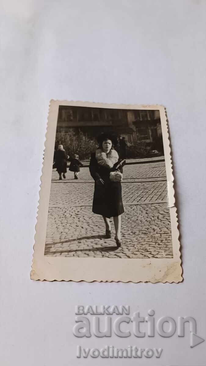 Photo Sofia Young woman in winter coat on a walk