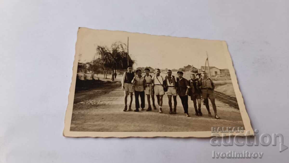 Φωτογραφία Αγοριών στον δρόμο στο χωριό Φωτογραφία Αγοριών στον δρόμο στο χωριό