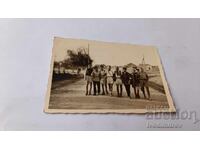 Φωτογραφία Αγοριών στον δρόμο στο χωριό