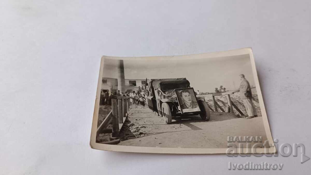 Fotografie Paradă Festivă pe Șosea Fotografie Paradă Festivă pe Șosea