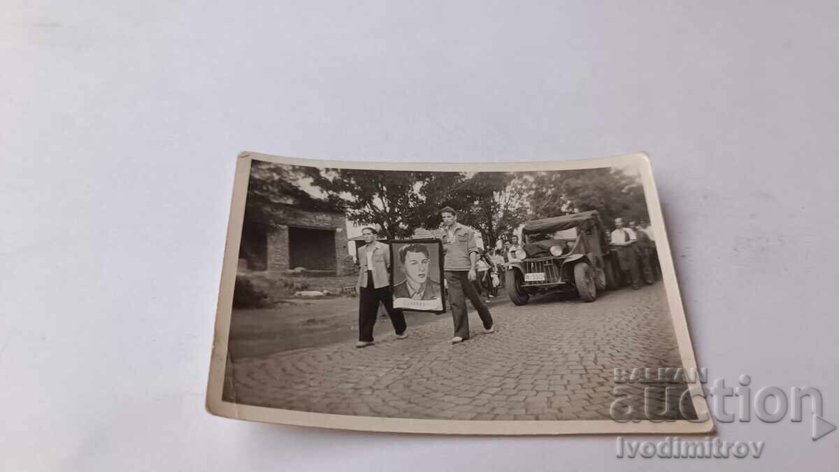 Снимка Празнично шествие по шосето Снимка Празнично шествие по шосето