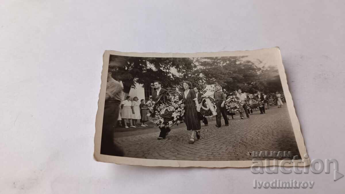 Снимка Празнично шествие по шосето Снимка Празнично шествие по шосето