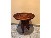 Sculptură frumoasă în masă din lemn