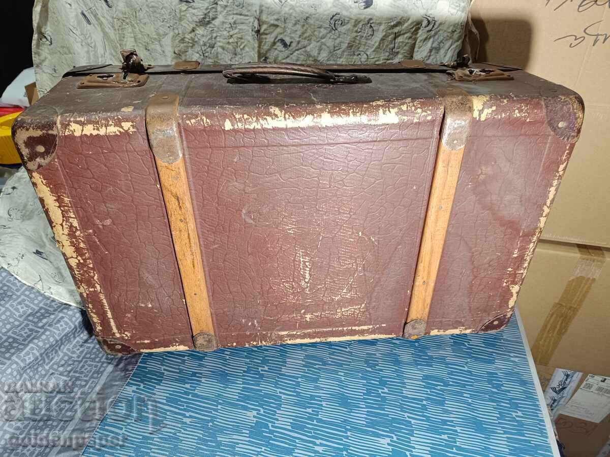 Valiză veche 55x33 cm cu preț 22.00 BGN | € 11.25