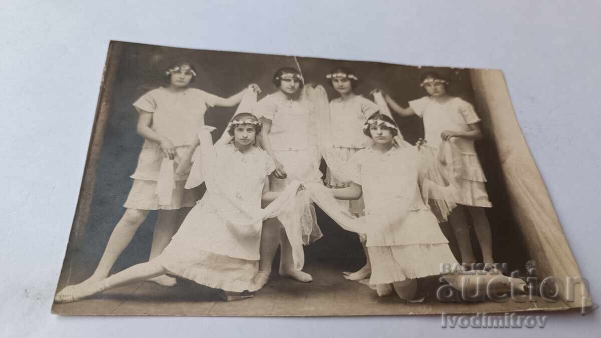 Φωτογραφία Νέων κοριτσιών με λευκά φορέματα