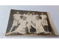 Φωτογραφία Νέων κοριτσιών με λευκά φορέματα