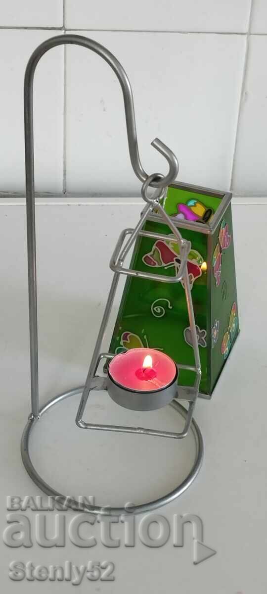 Sfeșnic cu sticlă colorată pentru lumânări parfumate cu preț 30.00 BGN | € 15.34 Sfeșnic cu sticlă colorată pentru lumânări parfumate cu preț 30.00 BGN | € 15.34