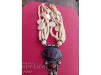 Αρχαίο κολιέ, κόκαλο και πέτρες