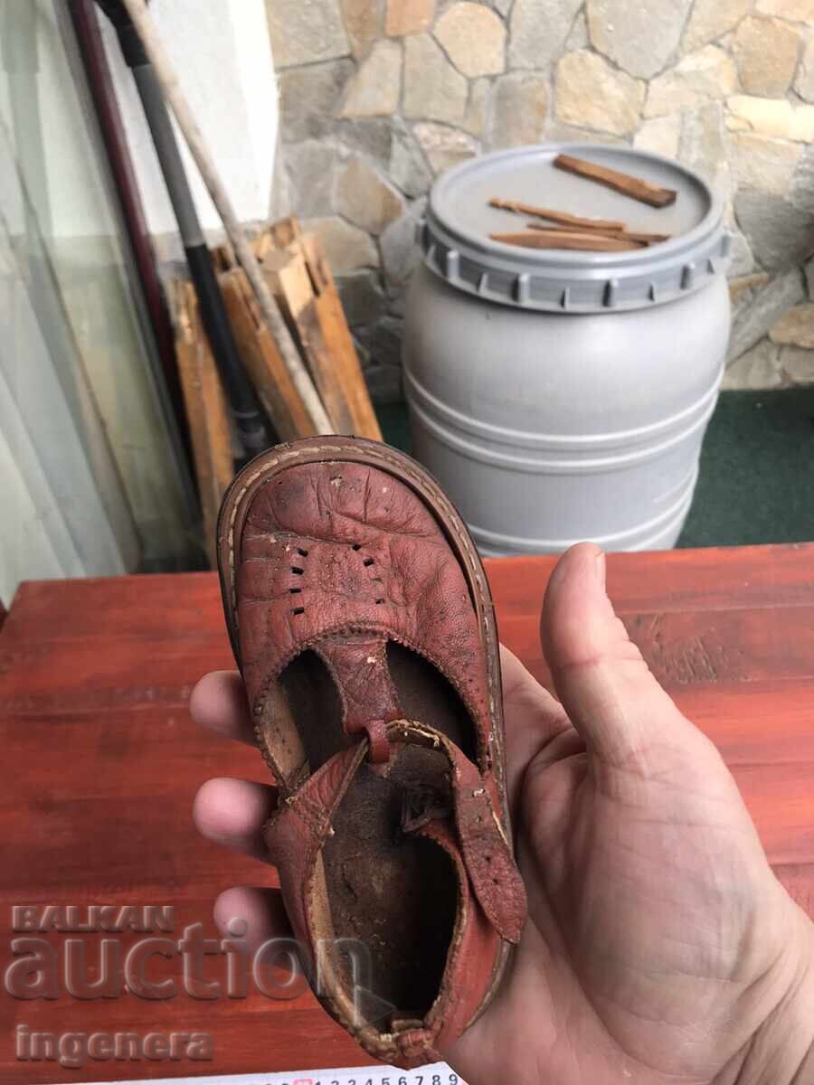 Licitație ÎNCĂLȚĂMINTE COPII PIELE NATURALĂ DIN PERIOADA SOCIALISMULUI PENTRU COLECȚIONARI Licitație ÎNCĂLȚĂMINTE COPII PIELE NATURALĂ DIN PERIOADA SOCIALISMULUI PENTRU COLECȚIONARI