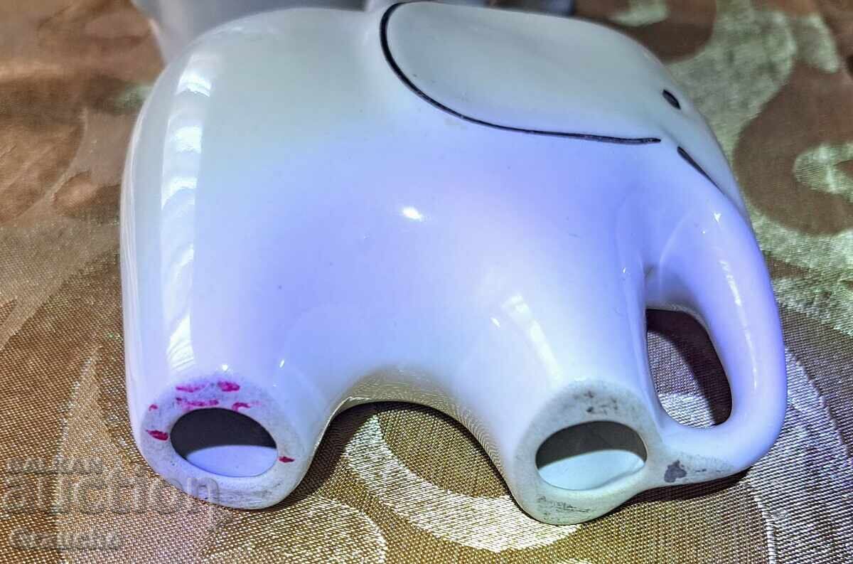 Delivery of Three adorable porcelain elephants Delivery of Three adorable porcelain elephants